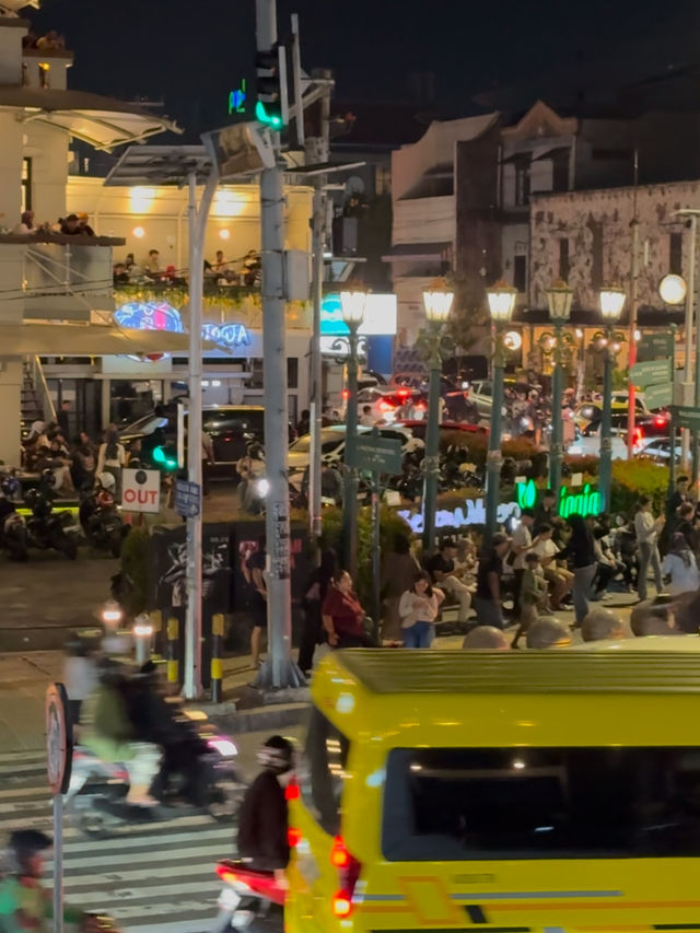 日惹紀念碑 Tugu Jogja —— 熱鬧的夜晚氛圍