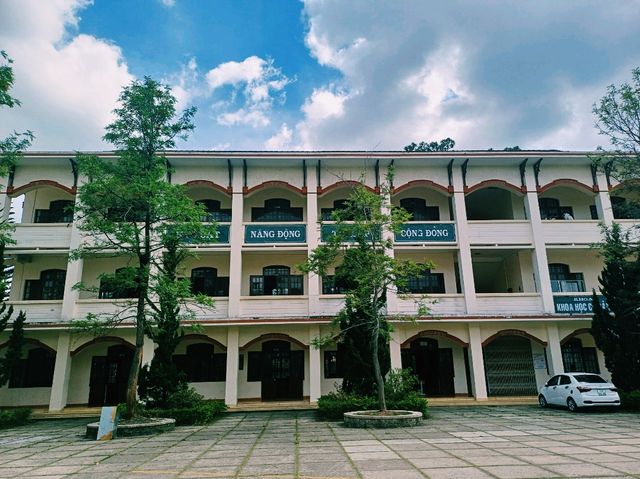 越南大叻市中心著名大學校區景點：Trường Cao Đẳng Đà Lạt，歐式園林藝術風格設計校區，適合打卡拍照📸