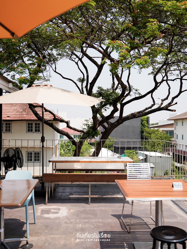 คาเฟ่บนชั้น 3 สีสันสไตล์เดนมาร์ก