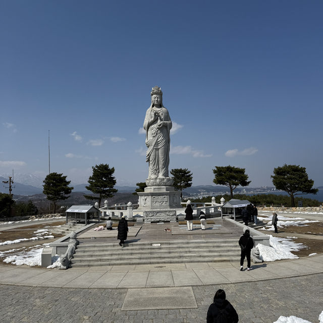 눈 내린 3월의 낙산사, 설악산과 바다를 품은 고요한 사찰