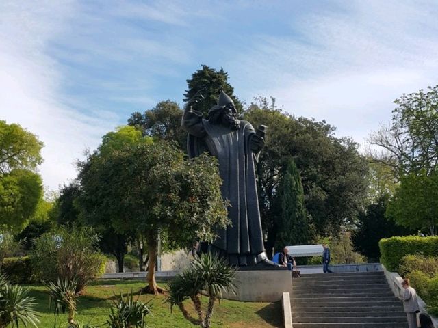 그레고리우스 닌 동상