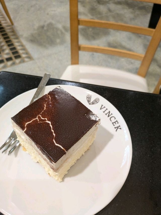 ザグレブで名物スイーツ「クレムシュニテ」を食べてみた！
