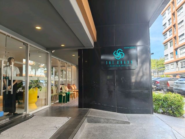 โรงแรมดี ราคาดี ต้องTHE GRASS SERVICED SUITES