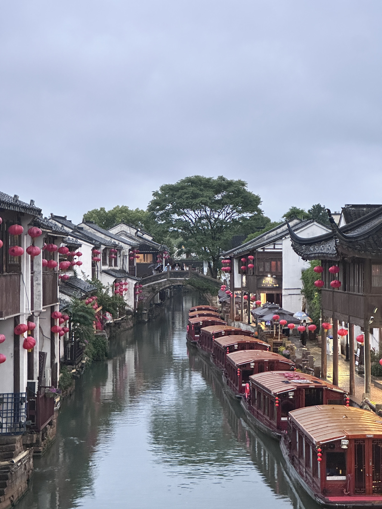 這是我們第三次來上海，所以我們想找個上海附近的地方可以玩。
於是我們找到了蘇州，從上海坐高鐵就能到。
從上海到蘇州只需30分鐘。

蘇州有很多值得一去的地方，但由於時間有限，我們只去了兩個地方。
而且，那天整天都在下雨。我們11:30到達蘇州，晚上8:00左右返回。
我們去了以下幾個地方：
1. 山塘路
2. 平江路

如果沒有下雨，我們本來可以去更多地方，但我覺得還是值得的。
#TravelChina #TravelSuzhou #TravelShanghai #GetDiscountsWithoutLuck