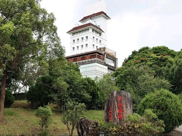 要來推薦一家在台中東勢景點，很適合家庭旅遊-東勢林場，東勢林場就位於台中的郊區，東勢林場可是擁有台中最美麗森步道和體能訓練營的地方，來這邊可以一次滿足住宿、親子設施、森林步道、和美食、晚上還可以夜間導