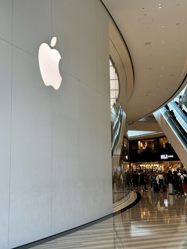 🍎 Tree or Tech? Where Are These Apple Stores?