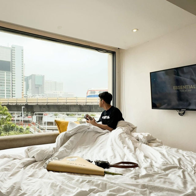 Yello Rooms Hotel ที่พักวิวรถไฟฟ้าสุดปัง