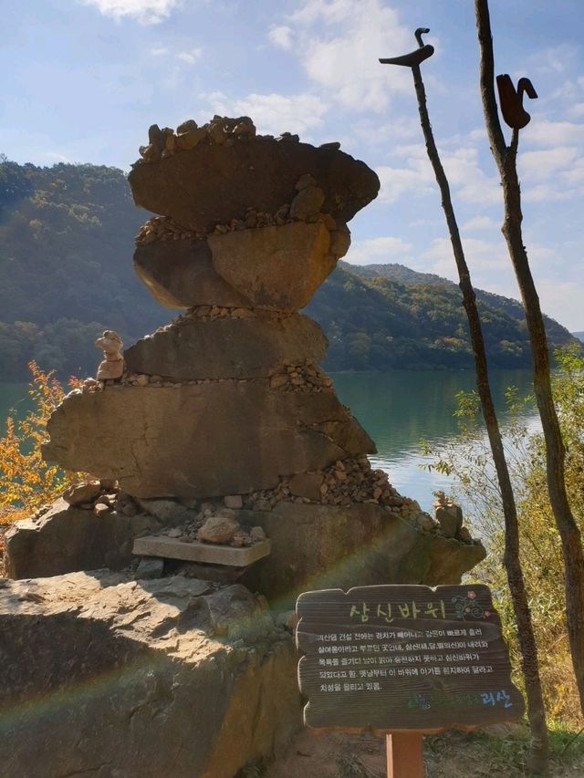초가을 햇살 따라 걷는 호숫길 – 산막이옛길