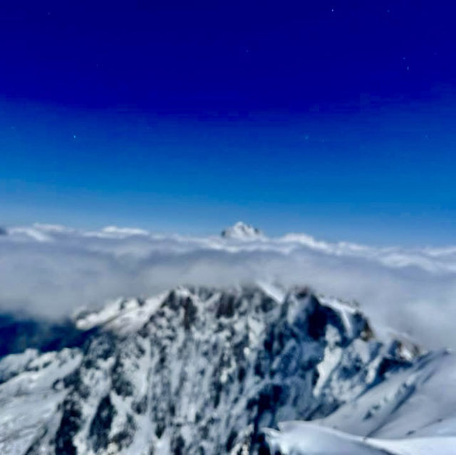 戰戰兢兢的走向南針峰峰頂觀景台眺望白朗峰