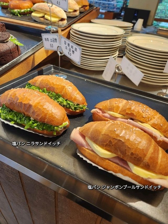 ソウル/北漢山の梺に位置する大型ベーカリーカフェ