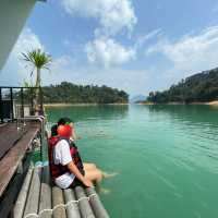 ที่พักเขื่อนเชี่ยวหลาน เล่นน้ำจอยๆ ที่แพภูผาวารี