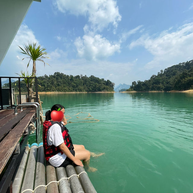 ที่พักเขื่อนเชี่ยวหลาน เล่นน้ำจอยๆ ที่แพภูผาวารี
