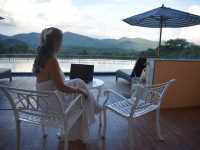 นอนมองภูเขาที่The Location Resort ที่พักสวนผึ้ง