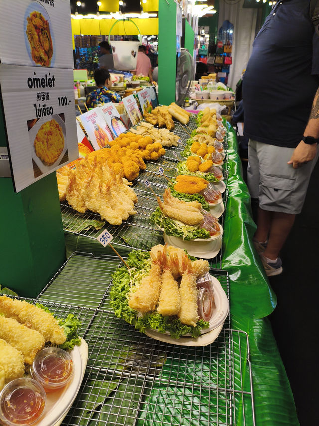 曼谷｜走出百貨就能開吃！Central World門口街頭夜市美食太讚了