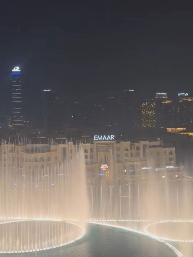ดูน้ำพุที่ Dubai mall บนร้านอาหาร 