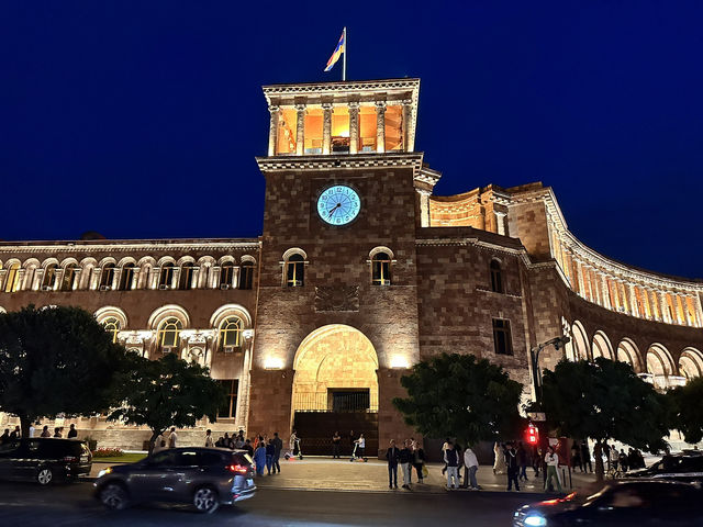 【Republic Square／共和国広場｜エレバン“音と色が踊る、夜景の舞台”】
