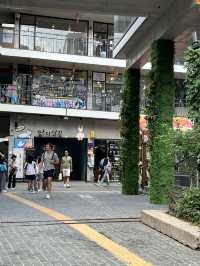 북촌길을 함께 걷고 인사동에서 기념품도 사고 함께해요