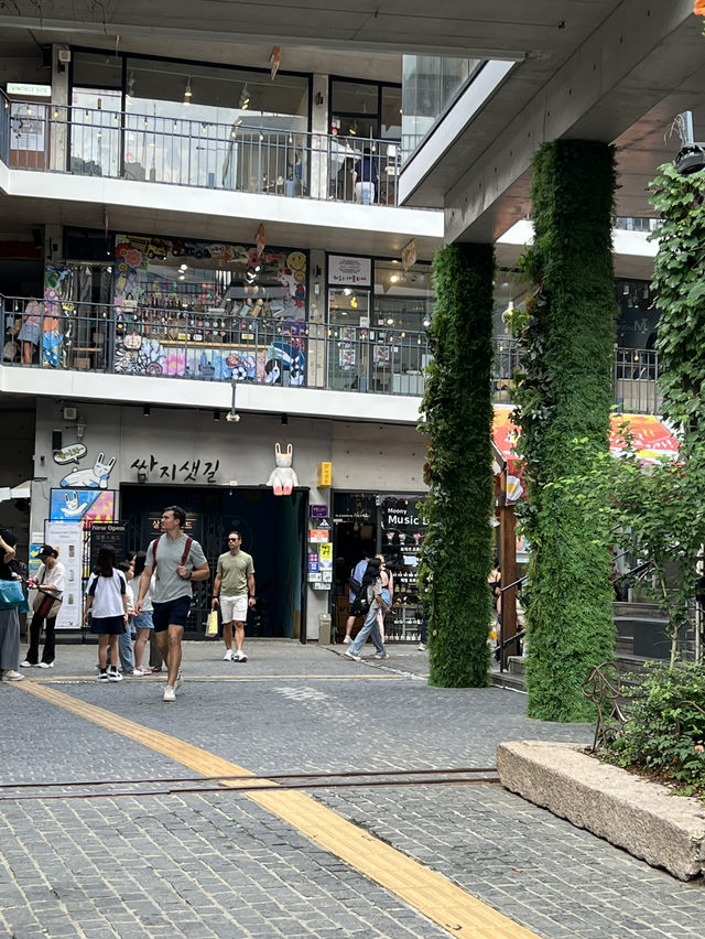 북촌길을 함께 걷고 인사동에서 기념품도 사고 함께해요