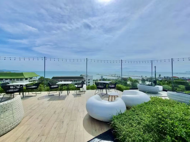 Cross Vibe Pattaya Seaphere โรงแรมสวยพัทยา 