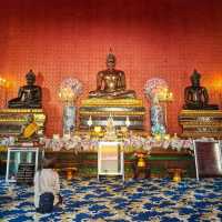สักการะหลวงพ่อพระแสนและหลวงพ่อทองคำ ณ วัดหงส์
