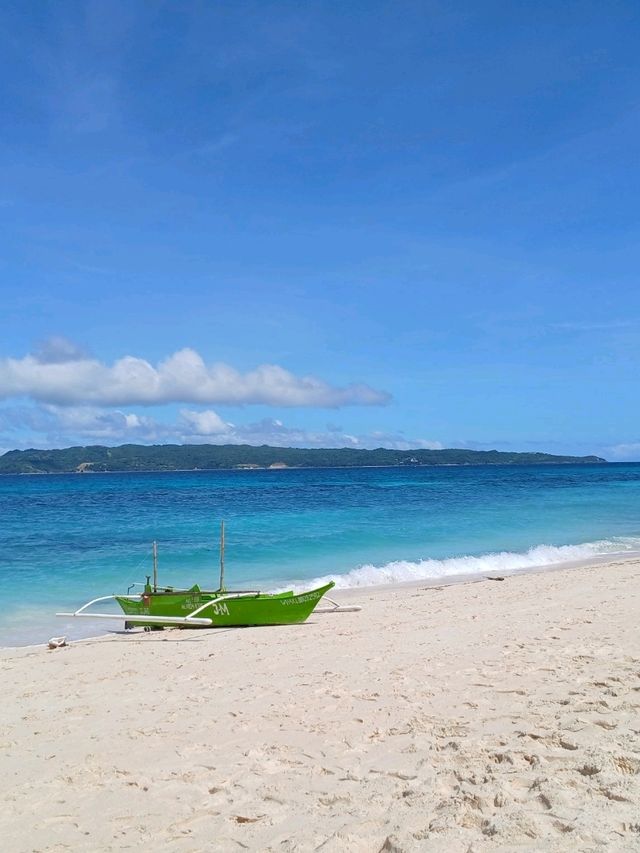 "Sandy Toes and Sunset Goals: Boracay Diary" 📖