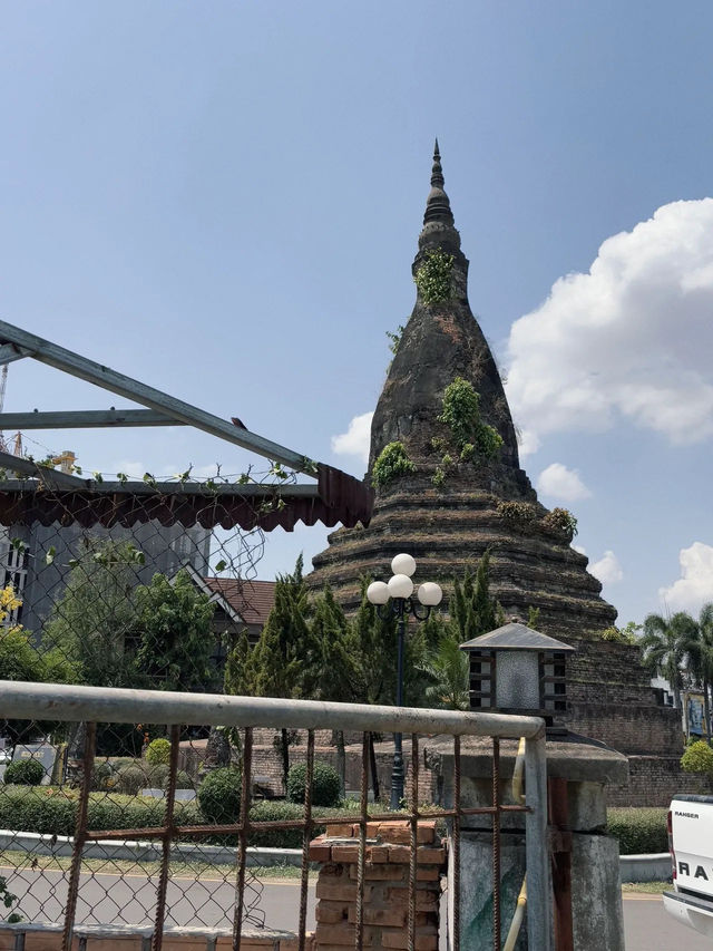 พระธาตุดำ เจดีย์โบราณกลางเมืองเวียงจันทน์
