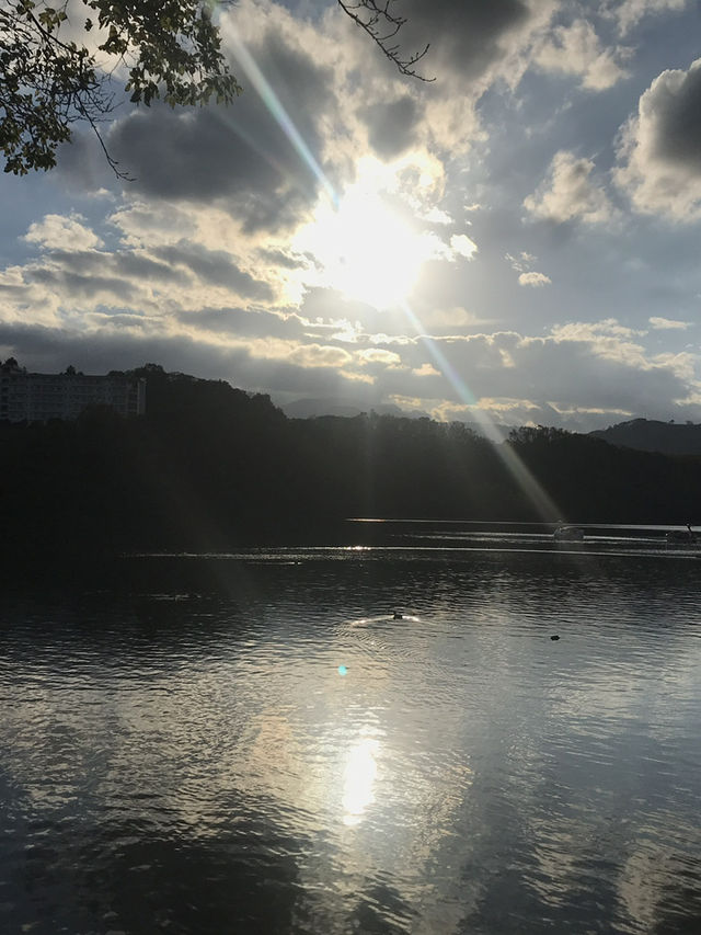 【静岡県　伊東市　一碧湖のゴールデンサンセット】