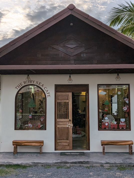 The Ruby Sea Café – ภูเก็ต 🪼✅