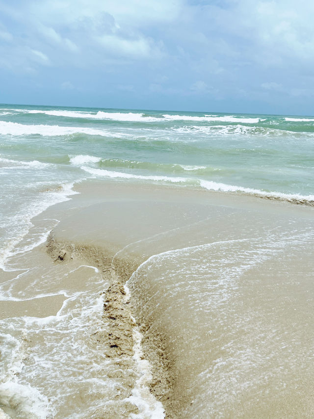 🌴 Sea Breeze and white sands: Pantai Batu Burok, Terengganu