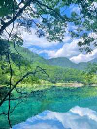 Crystal Lakes and Living Legends: The Magic of Jiuzhaigou