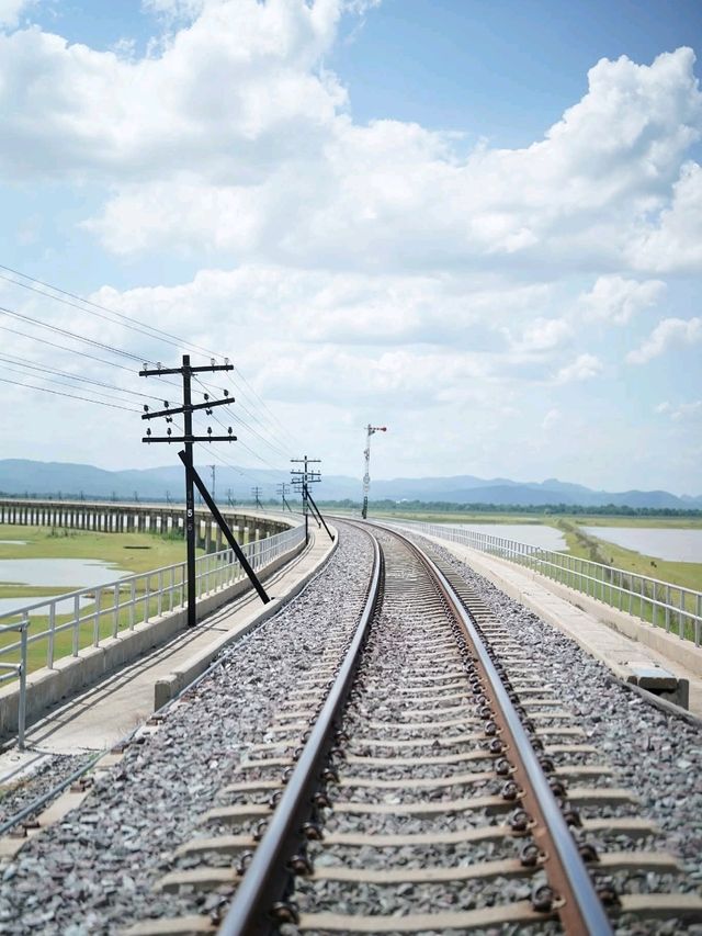 รถไฟลอยน้ำ เขื่อนป่าสักชลสิทธิ์