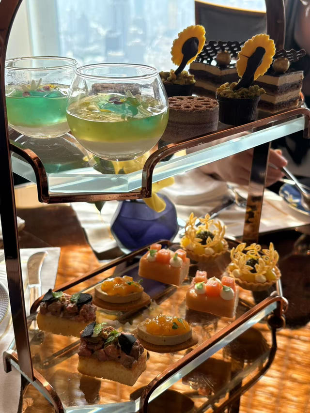 上海浦東麗思卡爾頓酒店 52 樓下午茶，高空之上的優雅食光