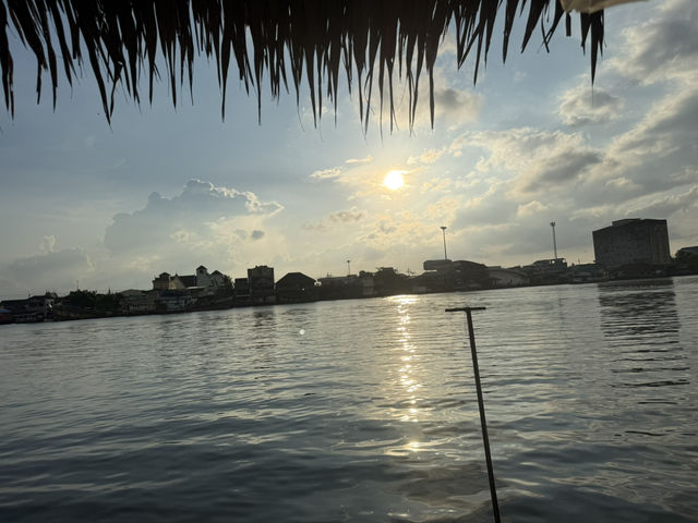 ร้านอาหารริมคลอง บรรยากาศสุดชิล