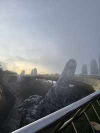 สะพานมือยักษ์ Golden Bridge