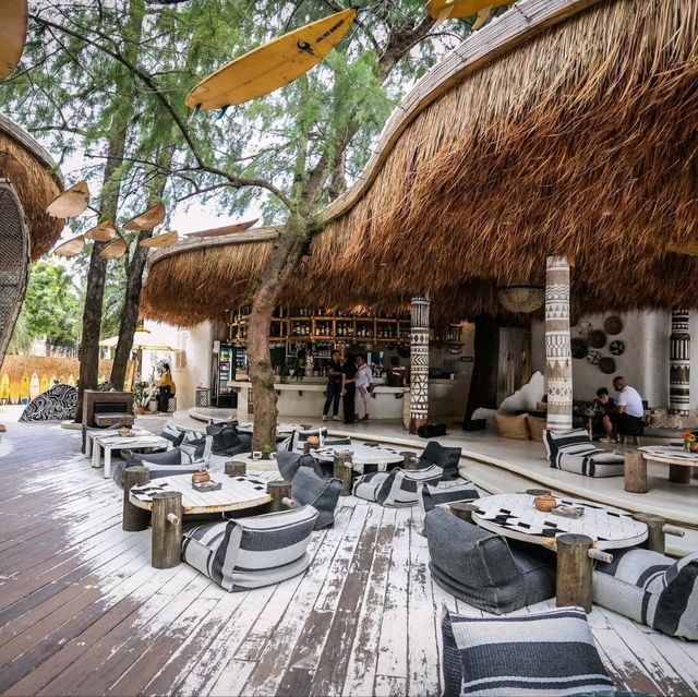 Cave Beach Club คาเฟ่ ชิลริมหาดพัทยา
