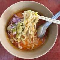 🥢 ข้าวซอยไก่เข้มข้นที่ร้านเนื้อตุ๋นรสเยี่ยมนิมมาน
