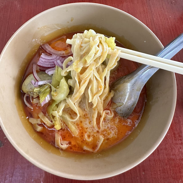 🥢 ข้าวซอยไก่เข้มข้นที่ร้านเนื้อตุ๋นรสเยี่ยมนิมมาน