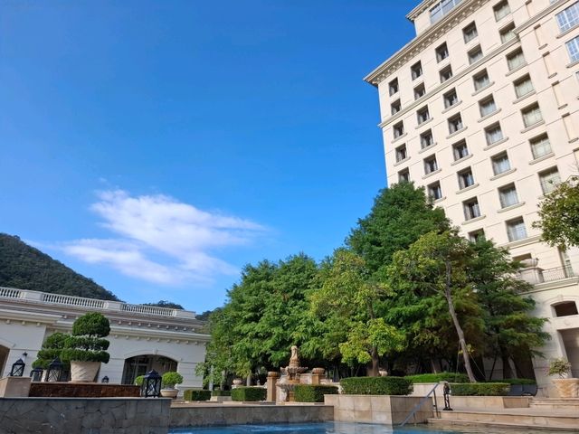 藍天白雲映照在水面彷彿一幅動態的風景油畫，讓人忍不住想跳進水裡徹底放鬆。