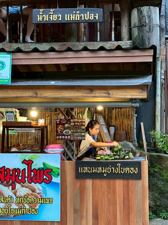 หมู่บ้านเล็กๆที่รายล้อมไปด้วยธรรมชาติสีเขียว หมู่บ้านเล็กๆที่รายล้อมไปด้วยธรรมชาติสีเขียว