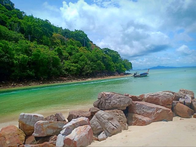 หาดทรายละเอียด อ่าวโลมาเกา เกาะพีพี สวยจึ้ง!! หาดทรายละเอียด อ่าวโลมาเกา เกาะพีพี สวยจึ้ง!!