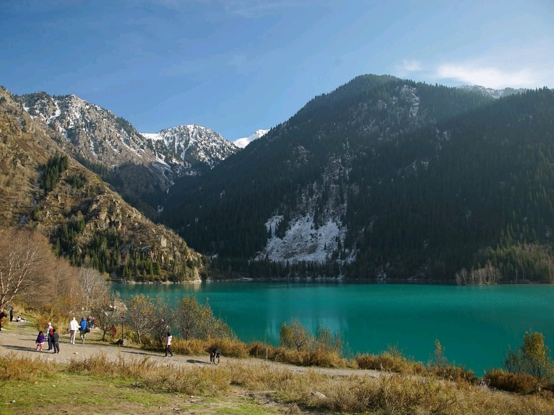 静かな湖 カザフスタンの山々に囲まれた静かな湖、Lake Issyk | Trip.com