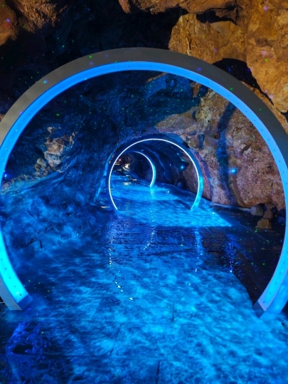 Hey everyone, I found something amazing!
I visited Ling Shan Fantasy Cave in Hangzhou, and the natural beauty there is absolutely breathtaking. Let me share my experience 👇
As you step into the cave, it feels like entering a fantasy world from another dimension.
Above, there are shimmering "fireflies" ✨, and the pathway reflects light, making you feel like you're standing in a mysterious universe. It's incredibly romantic. As you venture further, you'll see unique stalactites and stalagmites—some resembling dragons with claws extended, others like elegant fairies. When illuminated, it feels like a dreamlike scene.
It truly feels like a treasure hidden by the gods. Inside the cave, there's also a "natural stone pillar" standing 24.5 meters tall. Looking up, you can barely see the top, and standing next to it makes you feel as small as an ant.
For thrill-seekers, there's a staircase built along the cave wall. It's slightly steep, adding to the excitement, and your heart races as you climb 💓. But once you reach the top and look down, it's absolutely worth it.
Outside the cave, you can enjoy the view of the "Ling Shan Giant Buddha," and a short walk further leads to Tongjian Lake, offering stunning views all day long.
📍 Location
Ling Shan Fantasy Cave, Shuangpu Town, Xihu District, Hangzhou
🚇 Transportation
Take the subway to "Ke Hai Lu Station," Exit B2, then hail a ride to the destination. Alternatively, you can drive there yourself.
🕒 Opening Hours
☀ Summer: 08:30–17:00
(Last ticket sale at 16:30 / Last entry at 17:00)
❄ Winter: 08:30–16:00
(Last ticket sale at 15:45 / Last entry at 16:00)
🎫 Ticket Price
Approximately 57 yuan. Tickets can be purchased in advance via platforms.
Additional scenic shuttle fee: 30 yuan (round trip).
💡 Tips
The cave temperature is around 18°C year-round → Bring a light jacket even in summer. Wear sneakers for comfortable walking/climbing.
Light-colored clothing looks great in photos.
