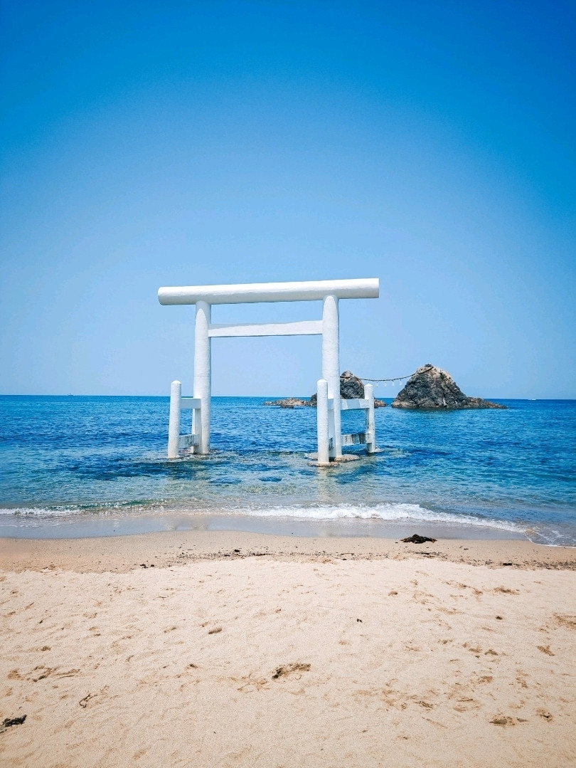 en 鳥船 目白 海への入り口：桜井二見ヶ浦の象徴的な白い鳥居。 | Trip.com 糸島