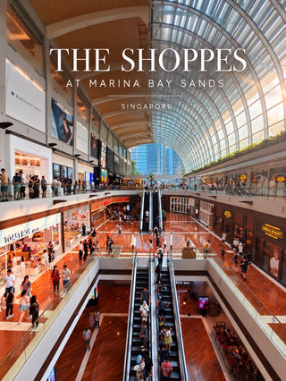 The Shoppes at Marina Bay Sands 🛍️✨
อัปเดตบรรยากาศช้อปปิ้งหรูใจกลาง Marina Bay
ถ้าพูดถึงแหล่งช้อปปิ้งที่สะท้อนความหรูของสิงคโปร์ได้ชัดเจนที่สุด The Shoppes at Marina Bay Sands ยังคงเป็นหนึ่งในสถานที่ที่เดินแล้วรู้สึกเหมือนกำลังอยู่ใน luxury district ขนาดย่อม ๆ มากกว่าจะเป็นห้างทั่วไป
ไฮไลต์ที่เห็นชัดจากการมาเยือนครั้งนี้คือ สถาปัตยกรรมภายใน โดยเฉพาะโถงทางเดินขนาดใหญ่ที่มีเพดานกระจกโค้งสูง รับแสงธรรมชาติเข้ามาเต็มพื้นที่ และพื้นหินเงาวับที่สะท้อนแสงจนทำให้บรรยากาศดูอลังการขึ้นไปอีกระดับ
👜 ร้านค้าอัปเดต
ปัจจุบัน The Shoppes มีร้านค้า luxury และ premium มากกว่า 170 ร้าน รวมถึง flagship และ duplex stores ของแบรนด์ระดับโลก
จากภาพที่เดินสำรวจครั้งนี้ มีทั้ง Gucci, Dior, Tom Ford, La Prairie, Läderach, % Arabica, HEYTEA, Toast Box รวมถึงร้านอาหารและคาเฟ่อีกจำนวนมาก ขณะที่บริเวณด้านล่างยังมีร้านอาหารชื่อดังอย่าง Gordon Ramsay Bread Street Kitchen ให้เห็นตลอดเส้นทาง
และยังมีแบรนด์ใหม่ ๆ เข้ามาเติมสีสันอย่างต่อเนื่อง โดยปี 2026 มี Polène เปิดร้านแรกในสิงคโปร์ที่ The Shoppes ซึ่งเป็นหนึ่งในแบรนด์กระเป๋าที่กำลังได้รับความนิยมมากขึ้นในเอเชีย
🏎️ ช่วงนี้ยิ่งคึกคัก
ช่วงที่มาเยือนยังตรงกับบรรยากาศ Singapore Grand Prix ทำให้พื้นที่มีธีม Formula 1 และกิจกรรมของ Ferrari เข้ามาเพิ่มความคึกคัก โดย Ferrari SF21 จัดแสดงที่ Marina Bay Sands ตั้งแต่ 14 กันยายน–12 ตุลาคม 2026
นอกจากช้อปปิ้งแล้ว ภายในยังมีคลองน้ำและกิจกรรม Sampan Ride ซึ่งช่วยให้ The Shoppes มีความแตกต่างจากห้าง luxury ทั่วไปอย่างชัดเจน
The Shoppes at Marina Bay Sands จึงไม่ใช่แค่สถานที่สำหรับซื้อของแบรนด์เนม แต่เป็นหนึ่งในพื้นที่ที่รวมสถาปัตยกรรม แฟชั่น อาหาร และความบันเทิงของสิงคโปร์ไว้ในที่เดียว เดินเล่น ถ่ายรูป หรือแวะกินกาแฟก็สนุกได้ แม้ไม่ได้ตั้งใจมาช้อปก็ตาม
📍 The Shoppes at Marina Bay Sands, Singapore
📸 ภาพถ่ายจากต้นฉบับที่ถ่ายด้วยตัวเอง
#theshoppes #marinabaysands #singapore #singaporeshopping #luxuryshopping