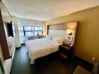 🏨Urban Comfort: Holiday Inn Downtown Toronto