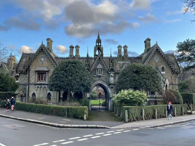 Peak through the gate into Holly Village, London! 🌼