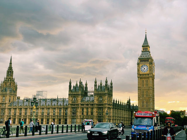 🚶‍♀️🌇 My Favourite Commute: From Waterloo to Westminster 🏛️✨