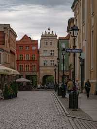 🏰🌠 “Where Gothic Meets Gingerbread: A Timeless Walk Through Toruń” 🇵🇱✨