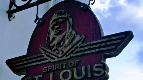 Spirit of St. Louis, một quán bar đầy phong cách đưa chúng ta trở về quá khứ — traveler post in Rust