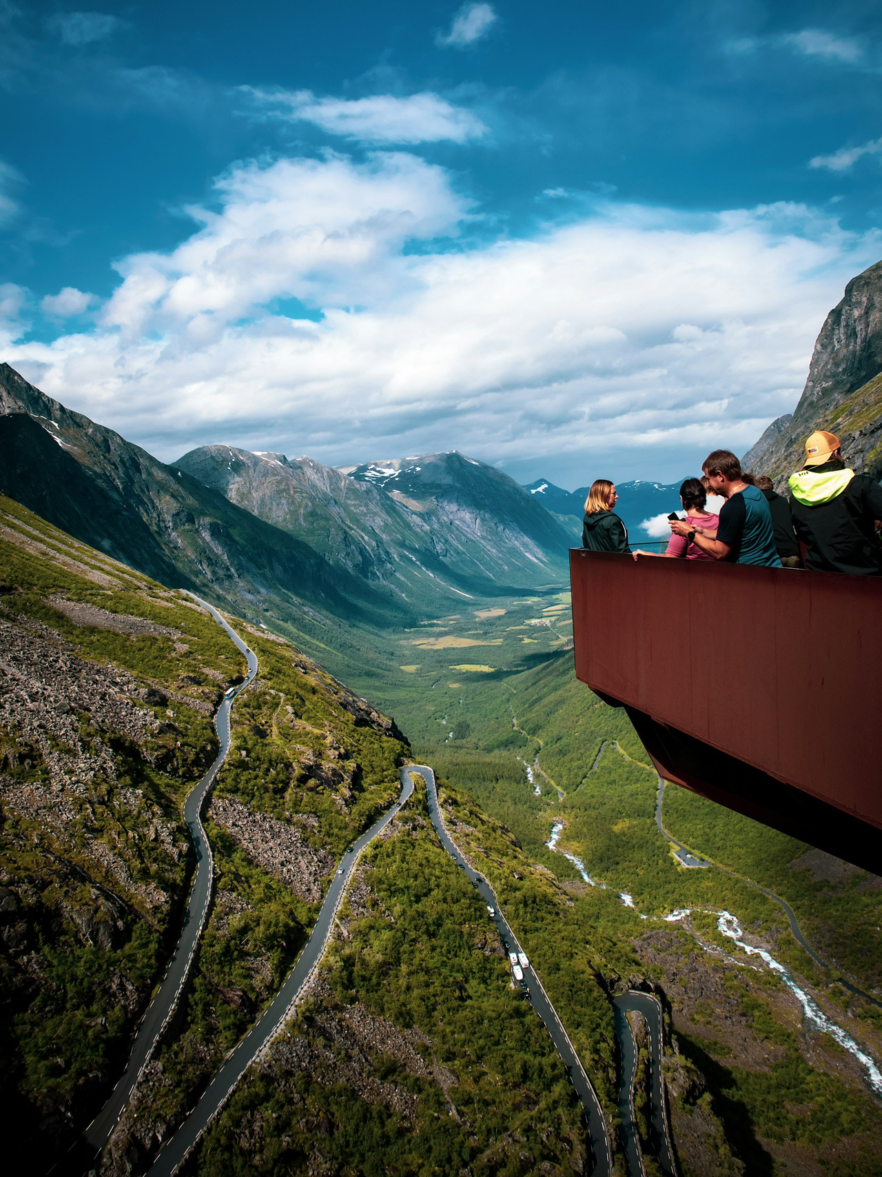 トロルスティゲン — ノルウェーの山々に囲まれた伝説の道。